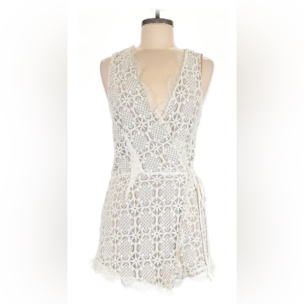 Lace Sleeveless Romper in Cream